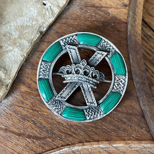 Fabuloso Broche Escocés Celta de Plata de Ley y Malaquita con Diseño de Corona y Escote a Cuadros, Venta al por Mayor Directa de Fábrica - Product Image 2
