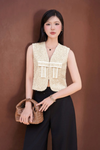 Gilet en tweed texturé <span class=keywords><strong>crème</strong></span> à sequins pour femme, sans manches, col en V, court, avec bordure contrastante et boutons sur le devant, coupe ajustée <span class=keywords><strong>NAOMI</strong></span> - Product Image 3