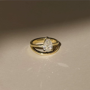 Anillo de Compromiso Solitario con Corte de Pera, Blanco Deslumbrante, Cultivado en Laboratorio, con Diseño Clásico de Una Sola Piedra en Oro Sólido - Product Image 2