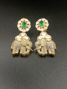 ต่างหูรูปช้างชุบทองคำขาวจาก Amaira Jewels สำหรับผู้หญิง เหมาะสำหรับงานปาร์ตี้ - Product Image 2