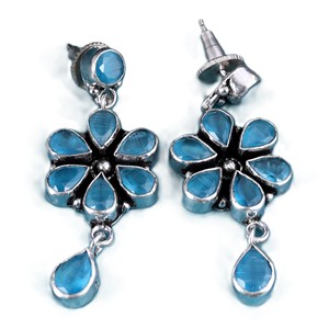 Boucles d'oreilles pendantes florales de créateur avec pierres vertes et bleues – Collection Pierres Colorées |   Fabricant de bijoux en gros |   Exportateur à Fourniture Rapide - Product Image 4