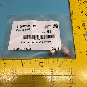 Conector en T AMAT 3300-02623 para Tubo de 1/8" x 1/8" MPT - Equipo y Piezas de Semiconductores de Confianza de Tradicción Global - Product Image 1