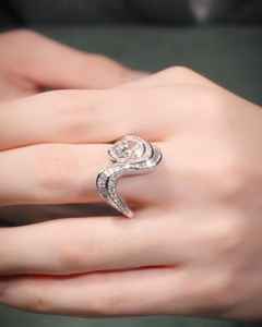 แหวนเพชรทรงรีเพาะเลี้ยงในห้องปฏิบัติการ ดีไซน์โค้งประดับเพชรทรงบาแกตต์ด้านข้าง แหวนสัญญาทันสมัย ทองคำขาว 14K เครื่องประดับชั้นดีสำหรับวันเกิด - Product Image 4