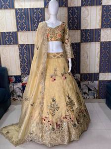 Lehenga Choli brodé or élégant avec dupatta en résille, travail de Zari et de fils multicolores, tenue de mariée de créateur - Product Image 4
