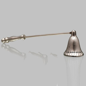Bougie en béton unique pour la maison et les mariages, avec éteignoir à bougie en métal plaqué argent fait main et poignée gaufrée - Product Image 4