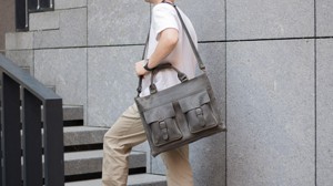 Sac à bandoulière pour ordinateur portable unisexe moderne et élégant en cuir véritable de haute qualité, durable, léger, imperméable, portable et protecteur - Product Image 2