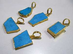 Pendentif en turquoise naturelle de haute qualité, forme libre, magnésite, boucle simple avec bord électroplaqué or, environ 1 pouce - Product Image 2
