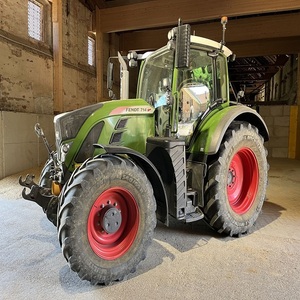 El tractor Fendt 714 Vario ofrece alta potencia y una construcción robusta que garantiza fiabilidad en cada actividad agrícola. - Product Image 1