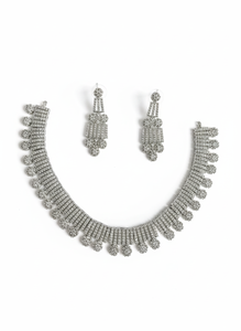 Parure de bijoux de mariée de luxe plaqué argent avec collier ras-du-cou géométrique en zircone cubique, collier à pampilles en diamant américain et boucles d'oreilles - Product Image 5