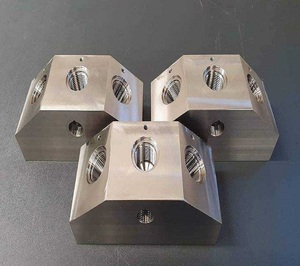 ชิ้นส่วนแผ่นเหล็กสแตนเลสที่ผลิตด้วยเครื่อง CNC 5 แกน พร้อมการกัดแบบ VMC และการตัดด้วยลวด EDM สำหรับอุปกรณ์อุตสาหกรรม - Product Image 1