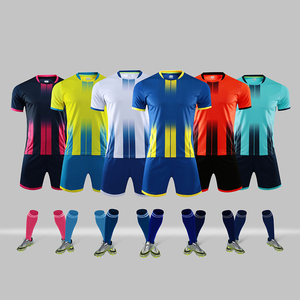 Tenue de football personnalisée pour homme, manches courtes, dégradé de couleurs, 100 % polyester, anti-humidité, vêtements d'équipe toutes saisons, coupe athlétique - Product Image 1