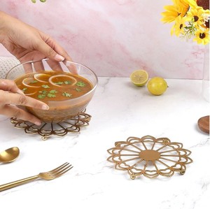 Salvamanteles de Metal de Diseño para Protección de Mesa de Comedor, Salvamanteles de Cocina Duradero Resistente al Calor, Elegante Salvamanteles de Hierro Hecho a Mano - Product Image 5