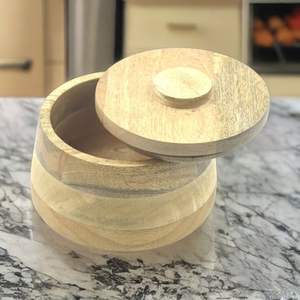 Tarro decorativo de madera para almacenamiento en la cocina con tapa para galletas, bocadillos y dulces. - Product Image 1