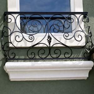 Balustrade de balcon en fer forgé noir décoratif avec motif festonné ornemental pour la protection des fenêtres et la décoration extérieure de la maison - Product Image 3