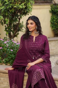 Ensemble Kurti droit en pur coton de qualité supérieure pour femme, avec pantalon et dupatta, orné de motifs imprimés et de broderies miroir - Product Image 2