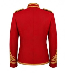 เสื้อแจ็คเก็ตสีแดงเคลือบผิว ปักกระดุมสีทอง คอตั้ง กันน้ำ ชุดยูนิฟอร์มฤดูหนาวสำหรับงานพิธีการ - Product Image 3