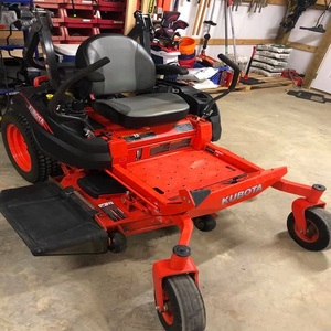 Tondeuse autoportée Kubota haute performance avec système de coupe de gazon conçu pour une efficacité optimale dans l'entretien des grandes surfaces. - Product Image 1