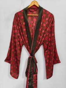Robe kimono de luxe en soie patchwork, cache-maillot de bain, tenue de nuit, longue robe, kimono indien vintage fait main en soie de sari recyclée - Product Image 1