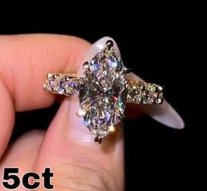 Anillo de compromiso de moissanita con corte marquesa, halo oculto, banda de diamantes pavé completa, engaste de puntas chapado en oro, anillo nupcial de lujo - Product Image 1