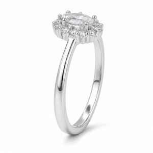 Anillo de Compromiso de Diamantes de Corte Ovalado en Oro Blanco para Mujer, con Engaste Pavé, Diseño Clásico con Forma de Flor - Product Image 3