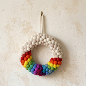 Corona de Fieltro de Lana de Lujo Sostenible – Decoración Artesanal con Pompones Arcoíris – Accesorio para el Hogar Ético de Primera Calidad - Product Image 4