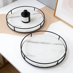 Elegante Plato Giratorio de Mármol Blanco con Borde Metálico, Ideal para Centros de Mesa y Servir Aperitivos en Reuniones - Product Image 2