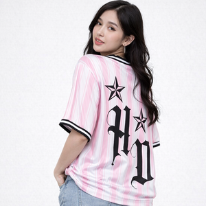 Camiseta de fútbol americano de malla a rayas rosas para mujer, cuello en V oversize, estilo streetwear con estampado gótico, OEM, marca privada, pedido al por mayor para mujer - Product Image 5