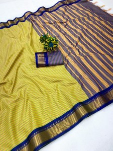 Este elegante conjunto presenta un clásico sari de algodón indio del sur tejido a mano, combinado perfectamente con una blusa sin coser a juego. - Product Image 2