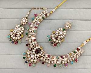 Conjunto de Collar y Pendientes Kundan Chapados en Oro Antiguo Tradicional Indio con Cuentas de Piedras Preciosas Multicolor Estilo Navratna para Boda - Product Image 3