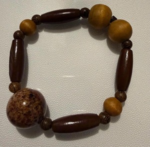 Collier en perles de bois avec perles ovales et rondes brunes, finition brillante, fabriqué à partir de bois naturel - Product Image 5