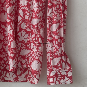 เสื้อเชิ้ตพิมพ์ลายดอกไม้สำหรับผู้หญิง สไตล์ลำลอง ผ้าฝ้ายเนื้อนุ่ม คอปกติดกระดุม ระบายอากาศได้ดี เหมาะสำหรับฤดูร้อน สีแดงขาว ลดราคา - Product Image 5