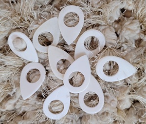 CRAZY CRAFT ชุดปิ๊กกีตาร์ทำมือจากกระดูกอูฐธรรมชาติ 10 ชิ้น พร้อมรูเพื่อการยึดเกาะที่ดีขึ้น - Product Image 1