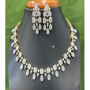 Conjunto de Gargantilla y Aretes de Latón Chapado en Oro de Alta Calidad con Circonitas, Ideal para Compromisos, Bodas y Fiestas - Regalo para Mujer - Product Image 1