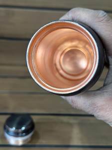 Bouteille d'eau 100% cuivre pur |   Bouteille d'eau en cuivre gaufré – Fabriquée à la main, 1000 ml, sans BPA |   Écologique et étanche - Product Image 3