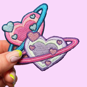 Parche de chenilla con letras bordadas de diseño personalizado, con lentejuelas grandes y brillantes, para universidades, con logotipo elegante, venta al por mayor - Product Image 1