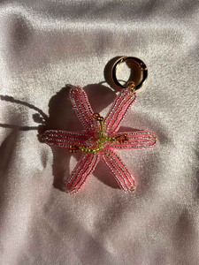 Breloque de sac et porte-clés classique de haute qualité, écologique et lavable, avec fleur de lys tigré rose perlée et broderie de graines, également pendentif de sac à main - Product Image 3