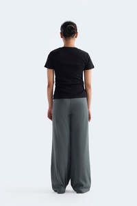 Camiseta Clásica Negra de Cuello Redondo para Mujer, Diseño Moderno, Fabricada en Pakistán, 100% Algodón, Ropa Casual OEM - Product Image 2