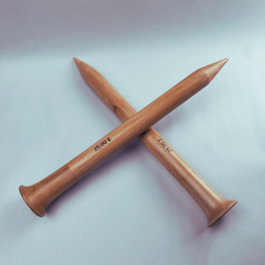 Aiguille à tricoter classique en bois, conçue pour un confort équilibré et un flux fluide du fil, idéale pour le tricot quotidien. - Product Image 1