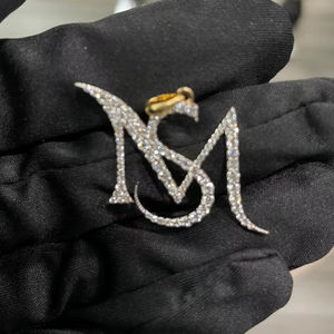 Pendentif personnalisé en or jaune 14 carats avec initiale en diamant de laboratoire, serti à griffes, pour femme, idéal pour fiançailles, mariage ou cadeau de fête - Product Image 1