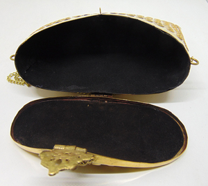 Bolso de mano Repousse con grabado artesanal, estilo vintage, de latón, con correa para el hombro. - Product Image 3