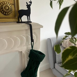 Encantador colgador de calcetines hecho a mano con un motivo de reno en fieltro. - Product Image 2