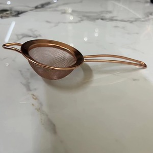 Tamis métallique antique, adaptable à de multiples techniques culinaires, pour une préparation des aliments plus propre et plus soignée. - Product Image 1