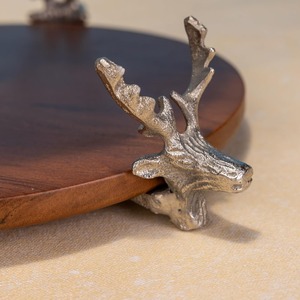 Support à gâteau de luxe à 2 niveaux en bois avec tête de cerf et accents métalliques argentés en forme de renne, plateau de service à étages, présentoir à desserts rustique pour la décoration intérieure - Product Image 4