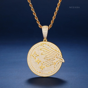 Colgante de Moneda de Águila Vintage – Joyería de Plata 925 Estilo Antiguo, Colgante de Águila con Incrustaciones de Moissanita – Colgante Hip Hop con Moissanita Engastada a Mano - Product Image 1