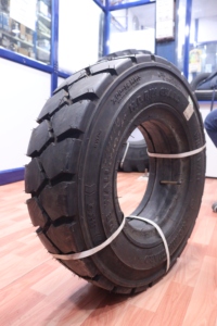 Neumáticos de Alta Resistencia 7.00-12 Aptos para Vehículos de Carga |   Marca india BKT exportada en toda India - Product Image 2