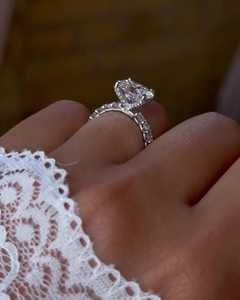 Bague de fiançailles personnalisée en or massif 14K 18K avec diamant de laboratoire ovale taille East West de 2 carats, tige droite, sertie à griffes 2,50 mm, vente en gros - Product Image 4