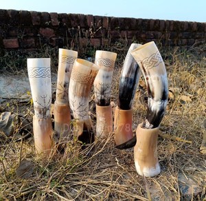 Corne à boire viking authentique, style médiéval rustique brut, sculptée, naturelle, fait main, style guerrier nordique, pour hydromel, en corne de buffle - Product Image 4