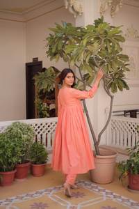 Elegante Conjunto de Kurti y Pantalón de Algodón Bordado – Cuello en V, Manga Larga, para Fiestas y Uso Casual - Product Image 2