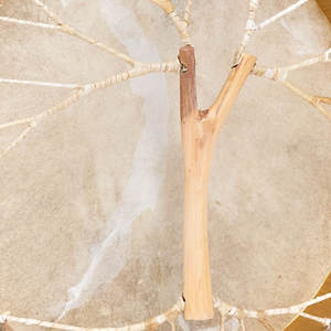 Tambor Chamánico Tradicional Grande Hecho a Mano con Marco de Piel Animal Natural para Música Ritual y Sanación Energética - Product Image 5