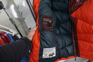 Yoursup Chaqueta Acolchada de Plumas de Pato y Ganso Coreana Auténtica Usada, Fardos Transparentes de 100 kg, Venta al por Mayor en Landa Bazaar, En Stock - Product Image 4